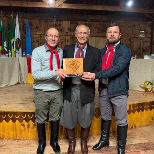 Foto de capa da notícia: Prefeito José Mário e secretário de Obras Ramir Tamagno prestigiam homenagem ao ex-patrão José Celso Zaccani em Antônio Prado.