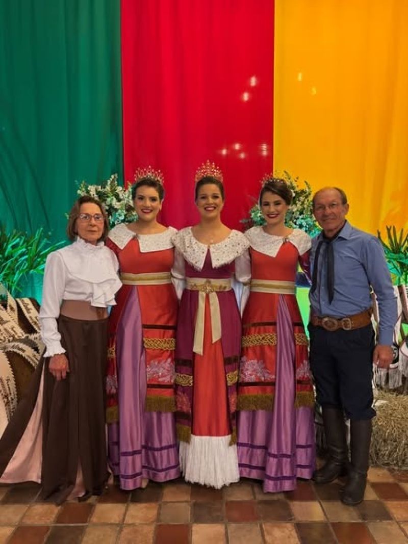 Foto de capa da notícia: Prefeito José Mário e Primeira-Dama prestigiam evento das Soberanas e Prendado