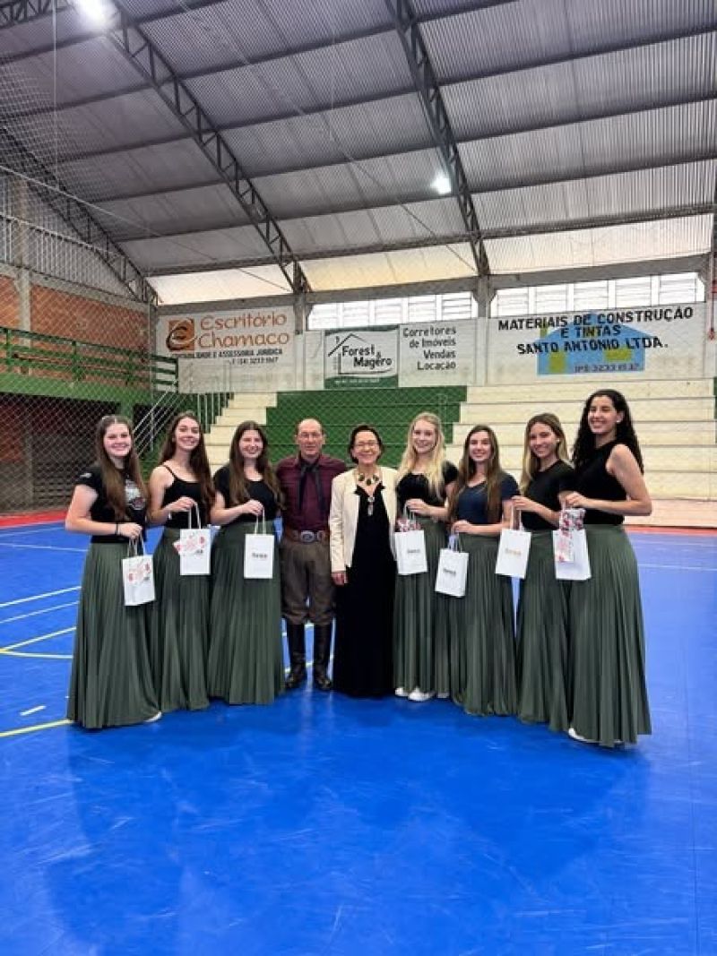 Foto de capa da notícia Prefeito e primeira-dama participam do encerramento das atividades do pré-concurso das Soberanas de Ipê