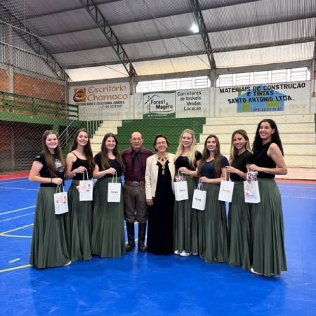 Foto de capa da notícia: Prefeito e primeira-dama participam do encerramento das atividades do pré-concurso das Soberanas de Ipê