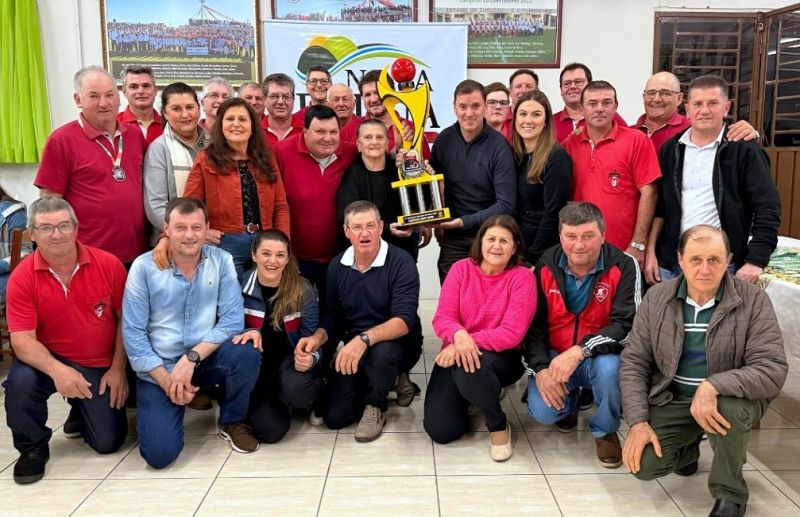 Equipes recebem a premiação oficial do Municipal de Bochas de Nova Pádua