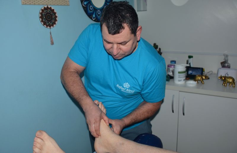 Massoterapeuta Rafael Alessi atua no tratamento de torções