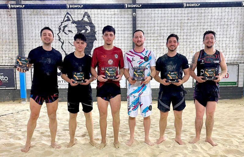 Foto Duplas campeãs do Torneio de Futevôlei da Arena Beach Sports nas categorias Prata e Carregador