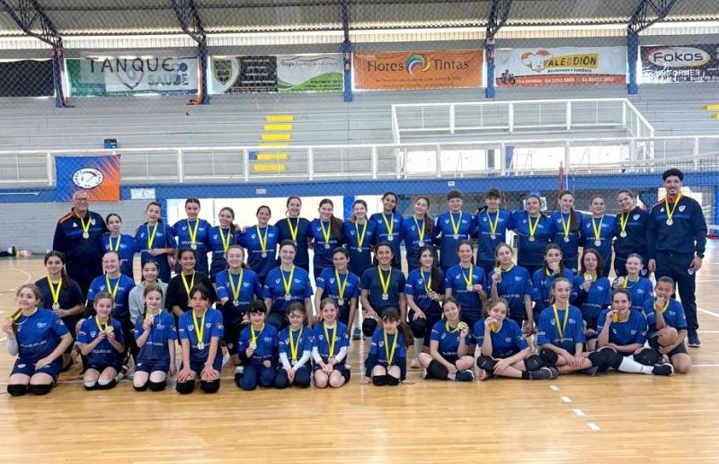 Escola F.C Iniciação Esportiva realiza evento inovador de voleibol para crianças e jovens